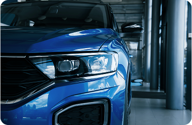 Una mujer se abrocha el cinturon de seguridad del coche